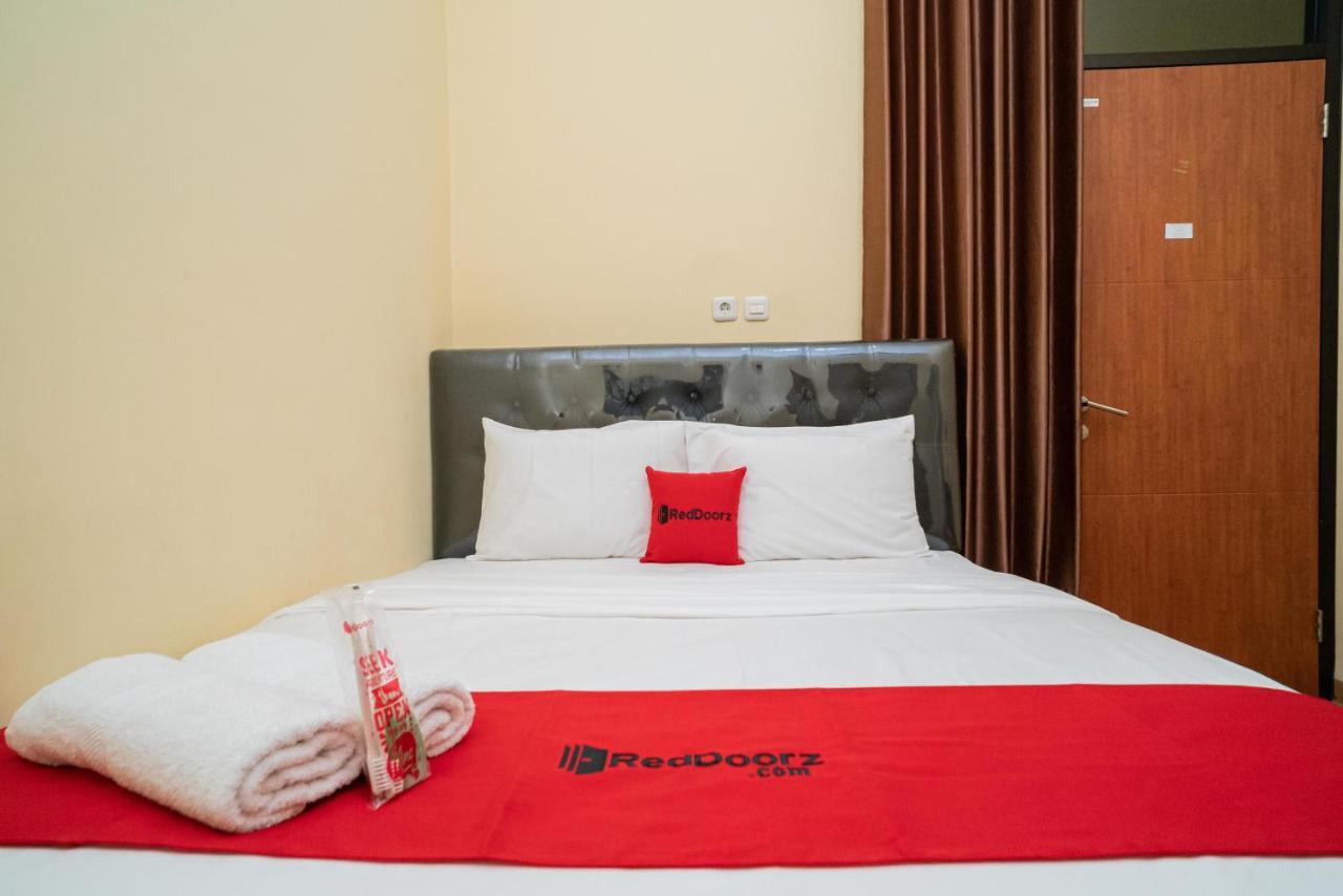 RedDoorz Syariah near Jembatan Merah Plaza Krembangan Luaran gambar
