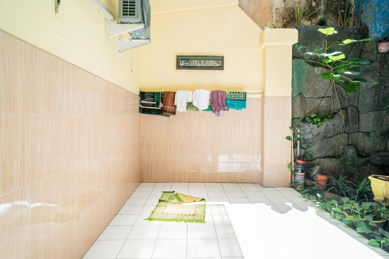 RedDoorz Syariah near Jembatan Merah Plaza Krembangan Luaran gambar