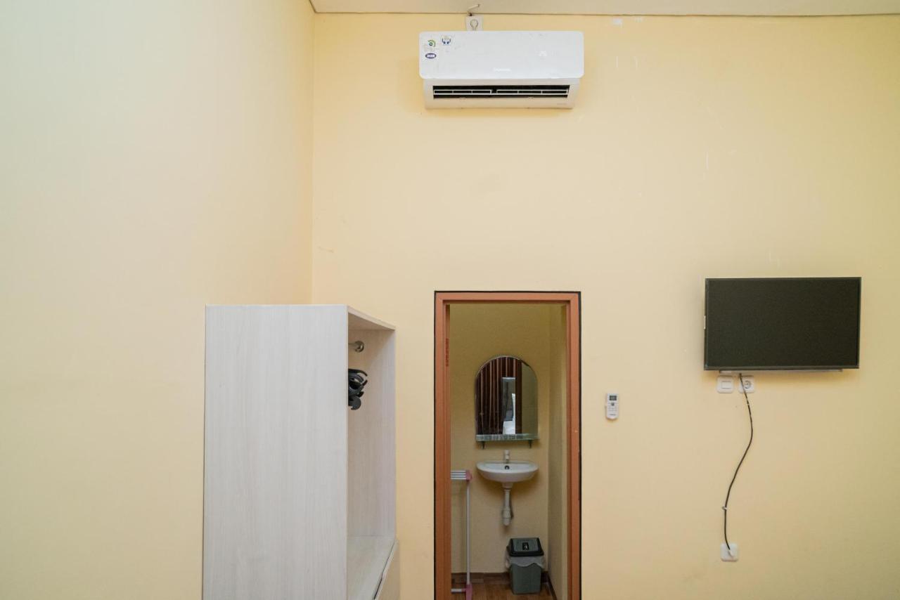 RedDoorz Syariah near Jembatan Merah Plaza Krembangan Luaran gambar